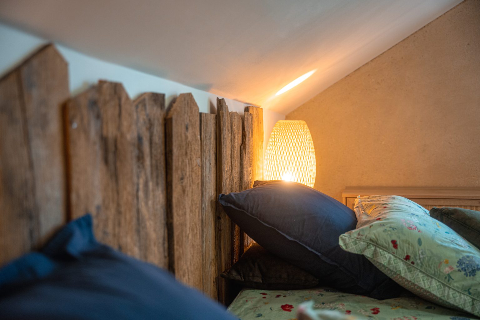 Chambre confortable avec lit double, tête de lit en bois idéale pour des enfants, adolescents ou amis au Gîte du Clos de l'Orme à SAINT ANTOINE dans le DOUBS
