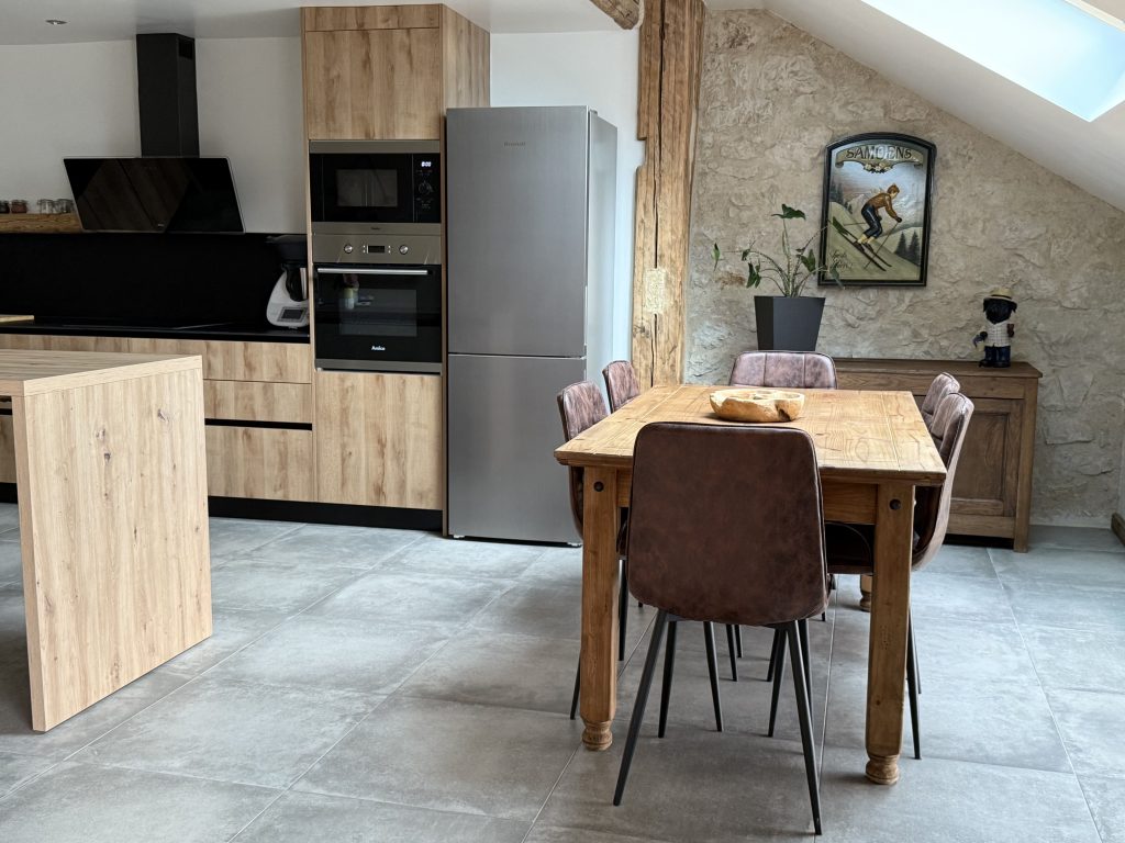 Cuisine équipée et salle à manger avec décoration montagnarde au gîte Duclos de Lorme, Doubs.